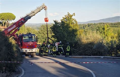 incidente san gimignano oggi|Rimorchio di un camion si stacca e travolge una。